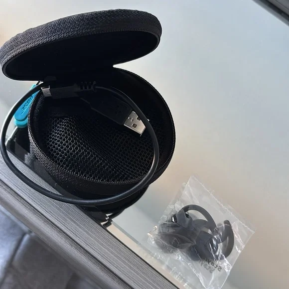 Bose headphone Carrying Case & charger - Picture 3 of 3